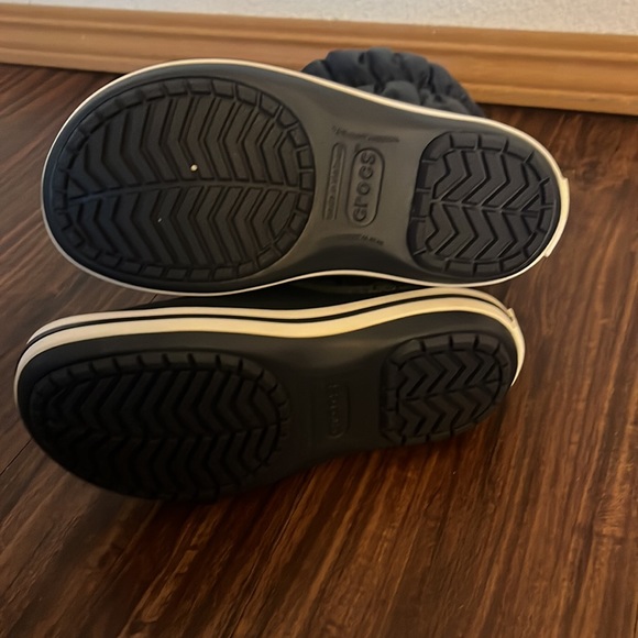 CROCS Women's Winter Puff Boot, size 6 - Picture 4 of 5